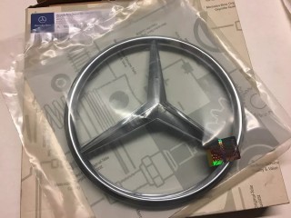 эмблема решетки "Mercedes" 